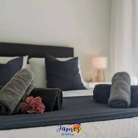 Modern Ground Floor With Com Pool Eb12