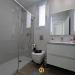 Modern Ground Floor With Com Pool Eb12 דירה